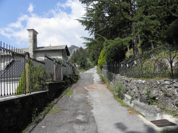 La strada che sale dietro al cimitero di Barzio